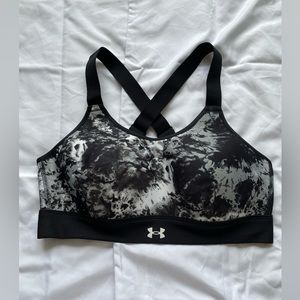 Under Armour Sports Bra Black and White size M